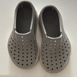Native Jefferson Slip-On Kids Sneakers in Gray